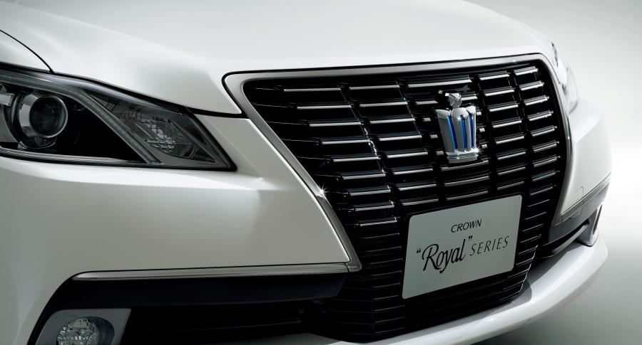 Детали экстерьера Toyota Crown Hybrid Royal Saloon Black Style (S210) 2014 года  (фото 5 из 5)